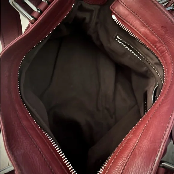 MARC JACOBS MERLOT COLORED BAG! The original MARC JACOBS. Retail over $600 - Picture 3 of 15